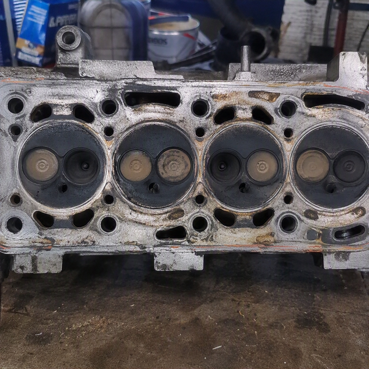 Cabeza de motor desmontada para reparación